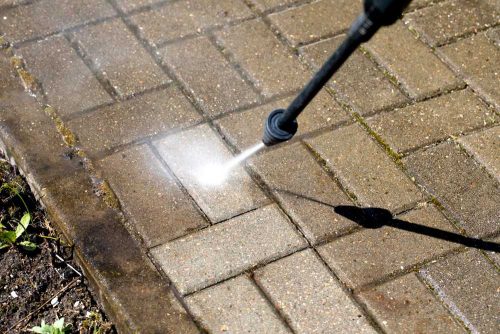 nettoyeur-haute-pression-nettoie-jet-eau-sol-beton-1